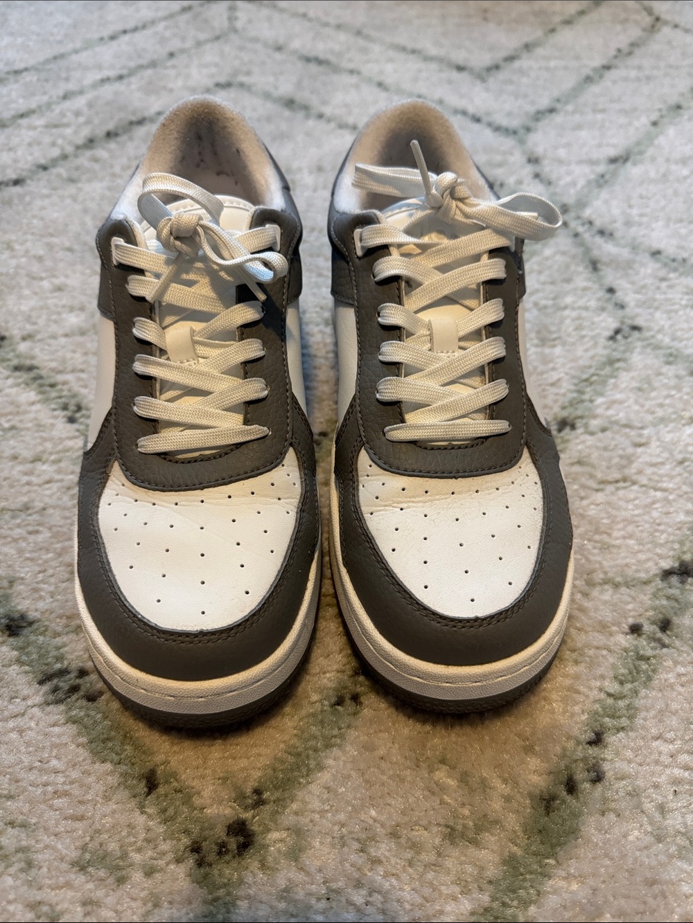 Alo Yoga - Recovery Mode Sneakers in Grey/White size 9 - Picture 3 of 7